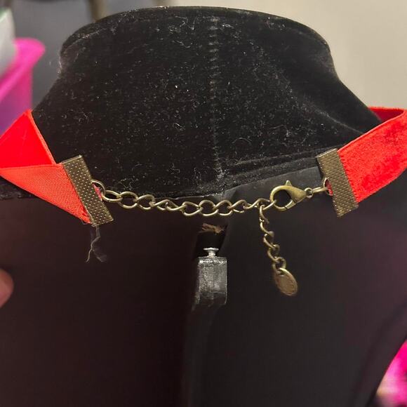 Red velvet choker with heart charm - Picture 4 of 4